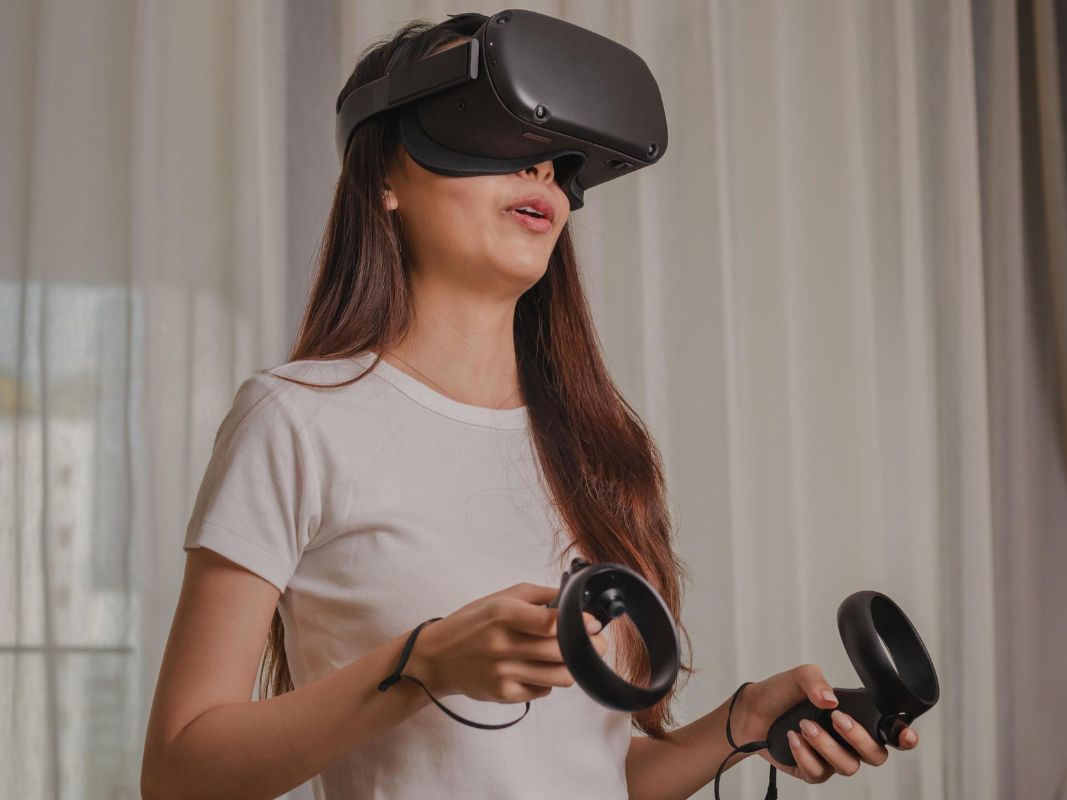 gifts-for-girlfriend-virtual-reality-headset