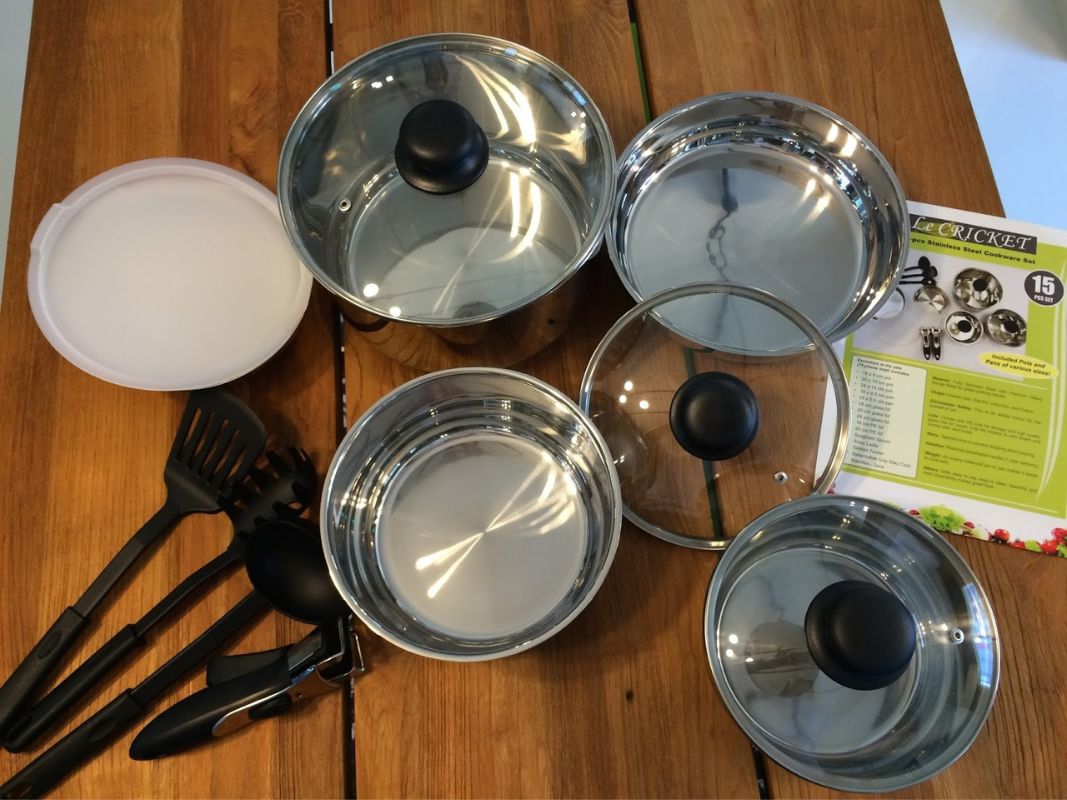 housewarming-gifts-cookware-set