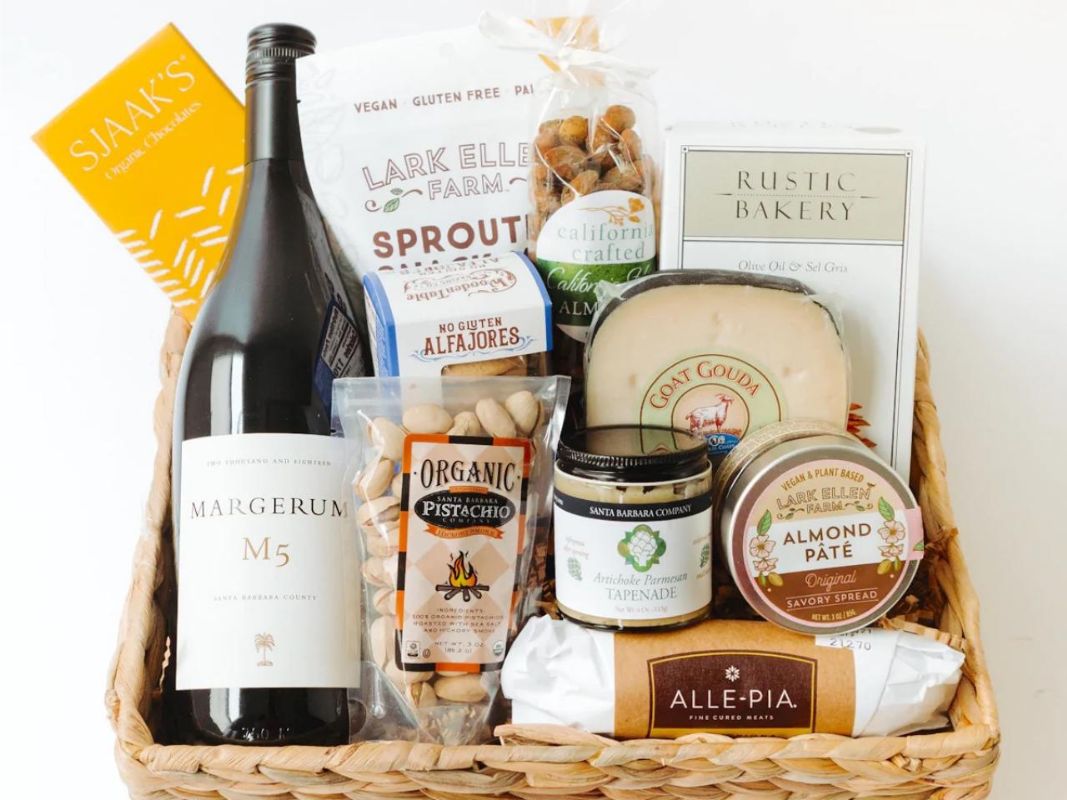 housewarming-gifts-wine-and-cheese-basket